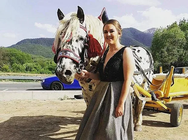 Абитуриентка смени лимузината с кон и каруца