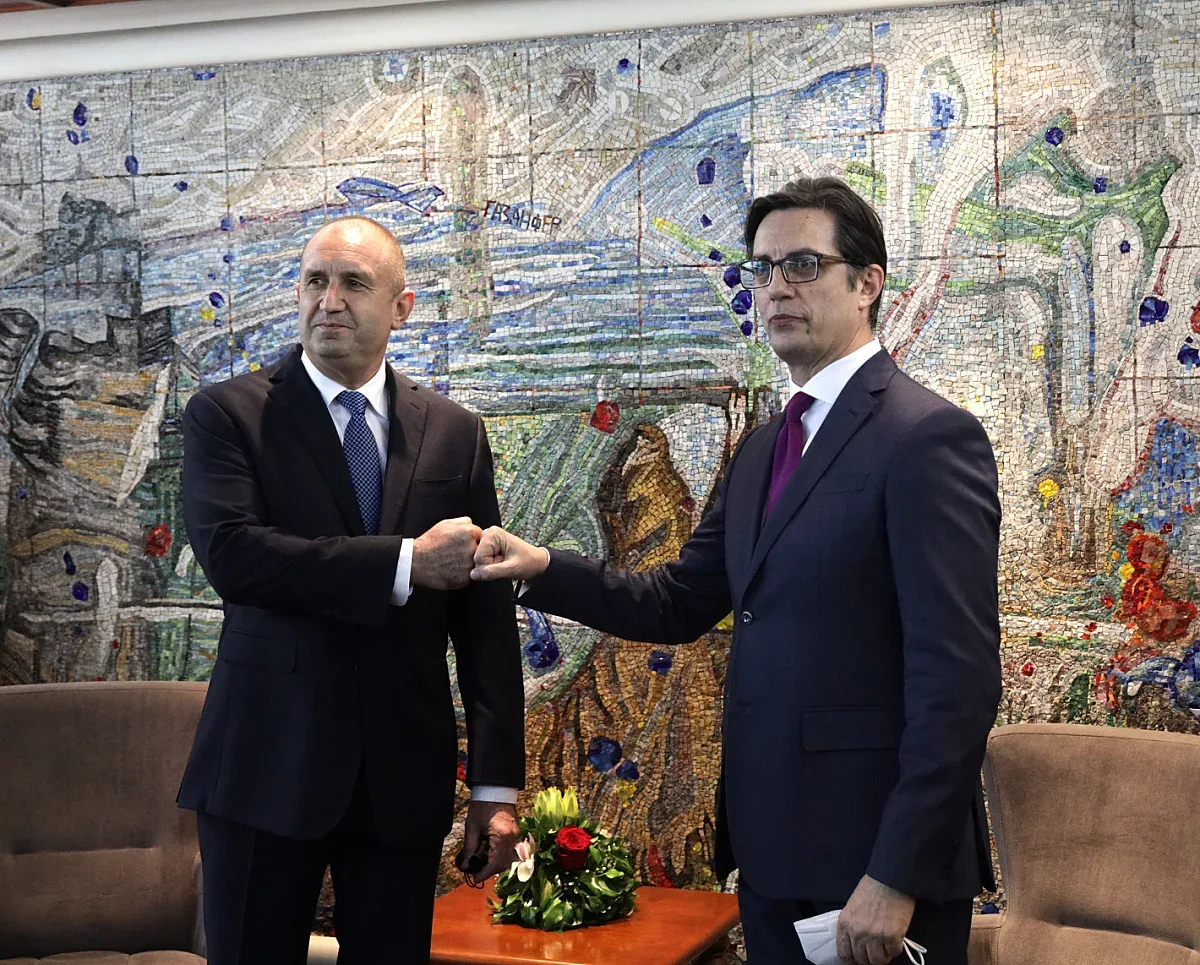 Радев и Пендеровски топят ледовете (ФОТО)