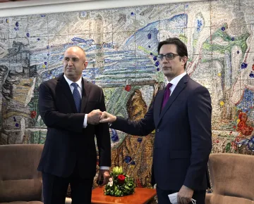 Радев и Пендеровски топят ледовете (ФОТО)