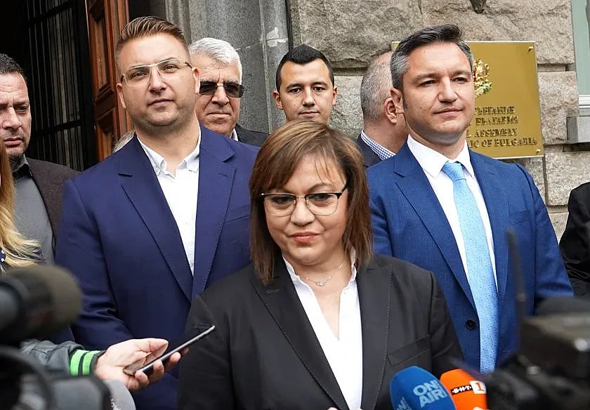 И БСП се регистрира за вота. Внесе 10 000 подписа