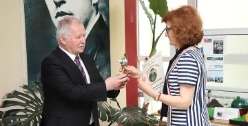 Връчиха почетен знак за дарителската дейност на проф. Цоло Вутов