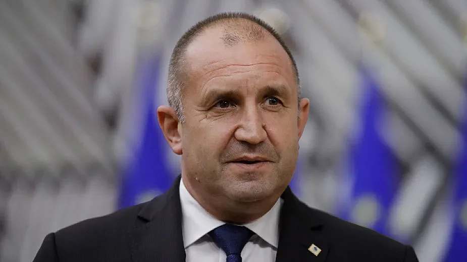 Радев възмутен от приземения самолет