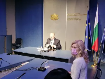 Външният министър с двама заместници