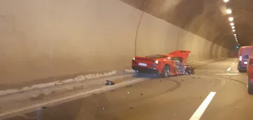 Червено ферари и джип в адски сблъсък