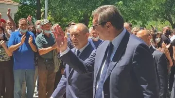 Девойка припадна пред Радев и Вучич