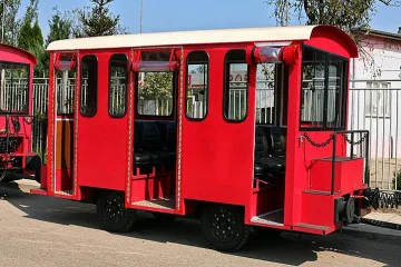 Туристическо влакче помете дядо и внуче