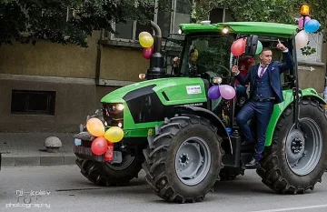 Абитуриент пристигна на бала с трактор /Снимки/
