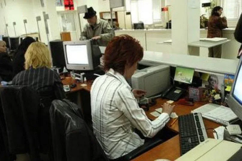 Защо има навалица за чиновници? Нова тенденция