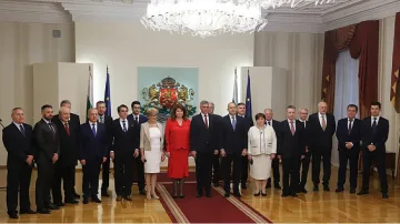 Министри чистят мини, партиите готвят десант