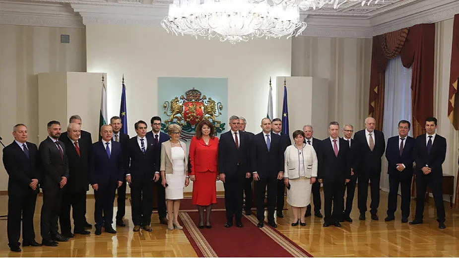 Министри чистят мини, партиите готвят десант