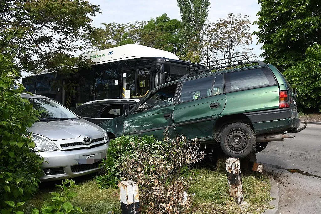 Големи щети по премазаните коли в София/СНИМКИ/