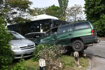 Големи щети по премазаните коли в София/СНИМКИ/