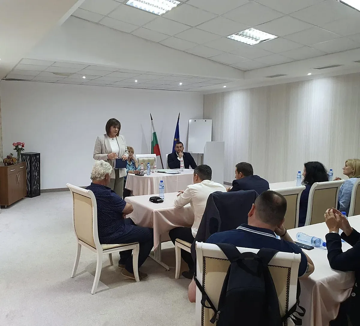 Нинова тръгна по структурите в страната