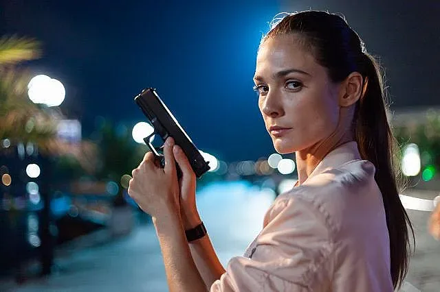 Красавица от БГ сериали стреля в руска комедия