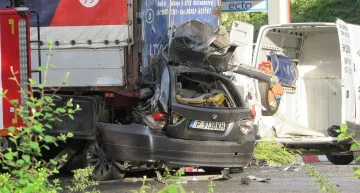 Ужас! Младежи загинаха след удар в паркиран тир