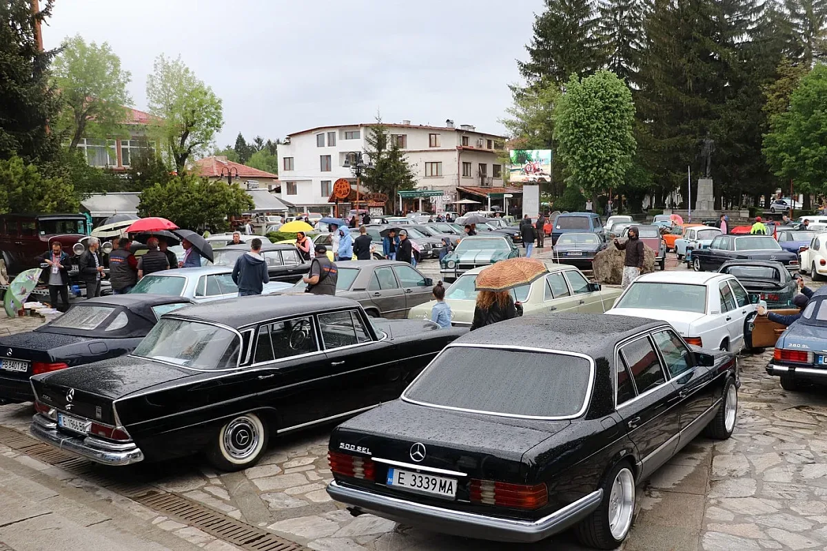 Площадът на Банско се превърна в автосалон