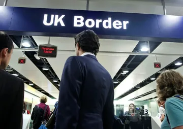 Наши работници задържани без визи в Лондон