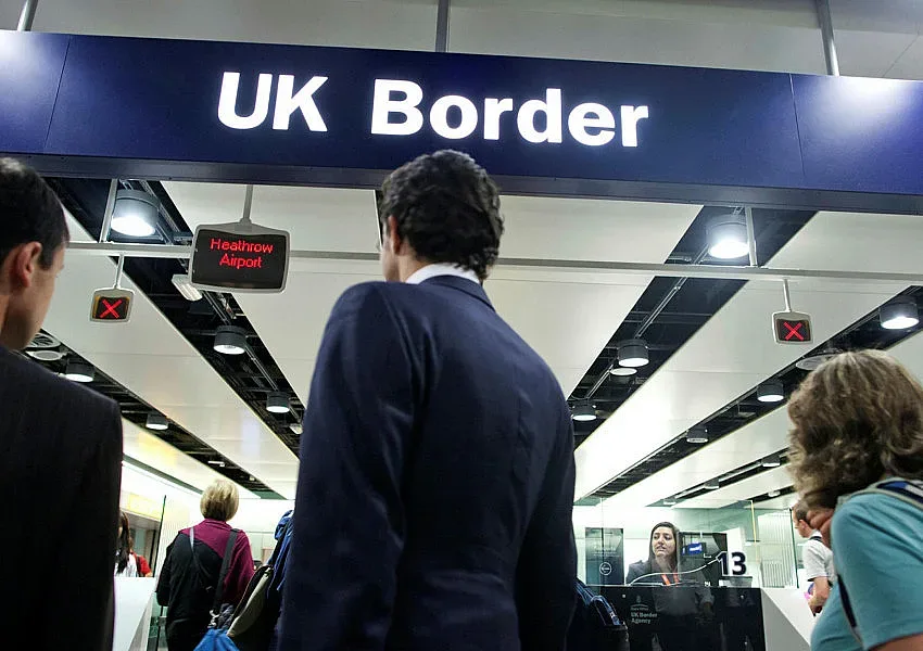 Наши работници задържани без визи в Лондон