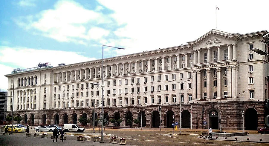 Служебното правителство поема властта