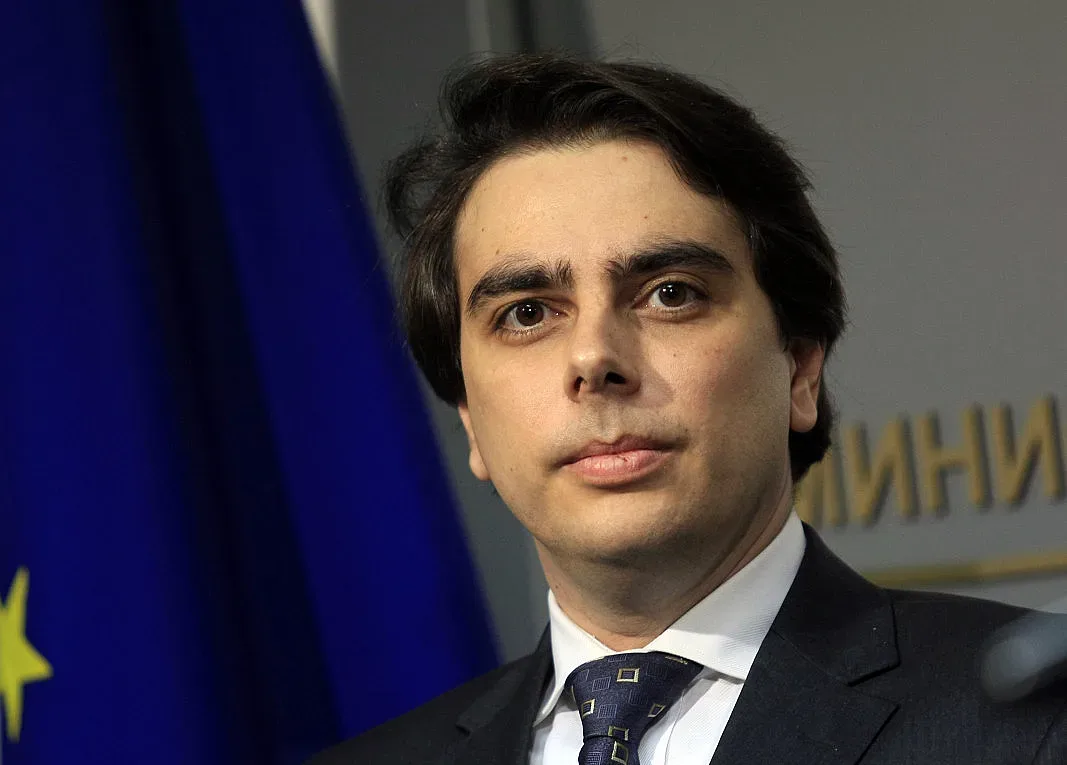 Асен Василев следи под лупа външния дълг