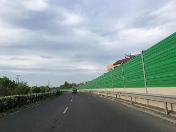 Стена спира шума от самолети до "Сарафово"