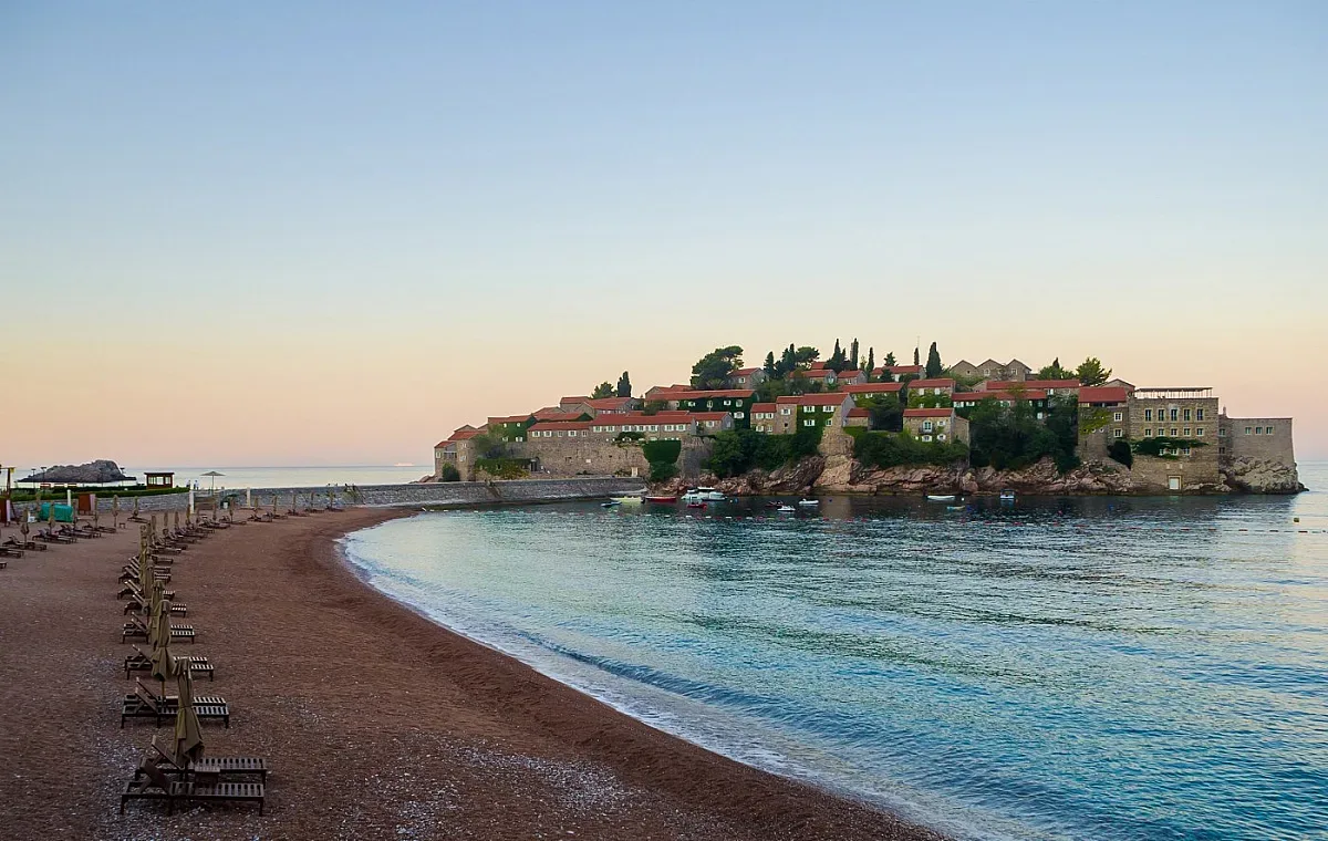 Черна гора ще лекува туристи с COVID безплатно