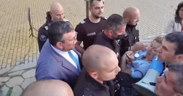 Екшън. Младен Маринов в люти обиди с протестиращи