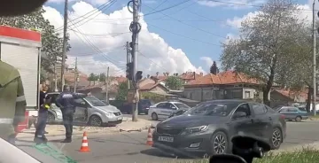 Шофьор не спря на червено, дете се бори за живот