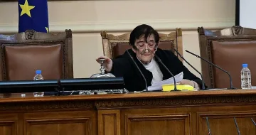 Зайкова: Осигурихте милиончетата. А за пенсии?