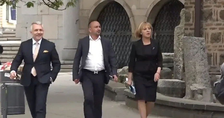 Почва се. Протестиращи нападнаха Хаджигенов