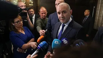 Радев пусна демагогията за еврото! Вкара и народа