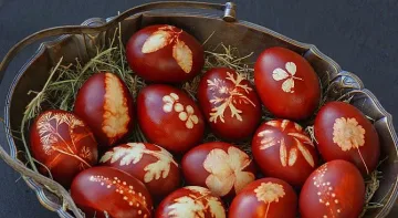 Кой е боядисал първото червено яйце?