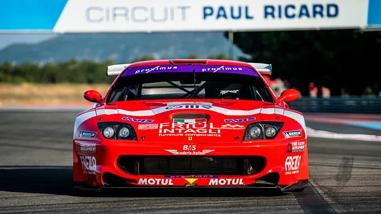 Едно червено Ферари? Не, 16 са