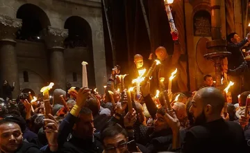 Благодатният огън лети към България