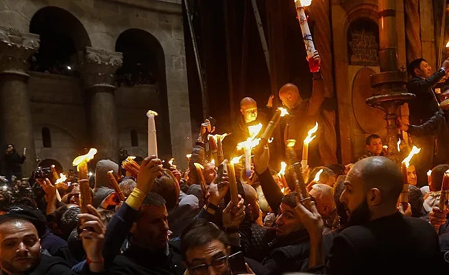 Благодатният огън лети към България