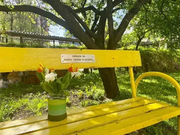 Кръстиха пейка на Татяна Лолова