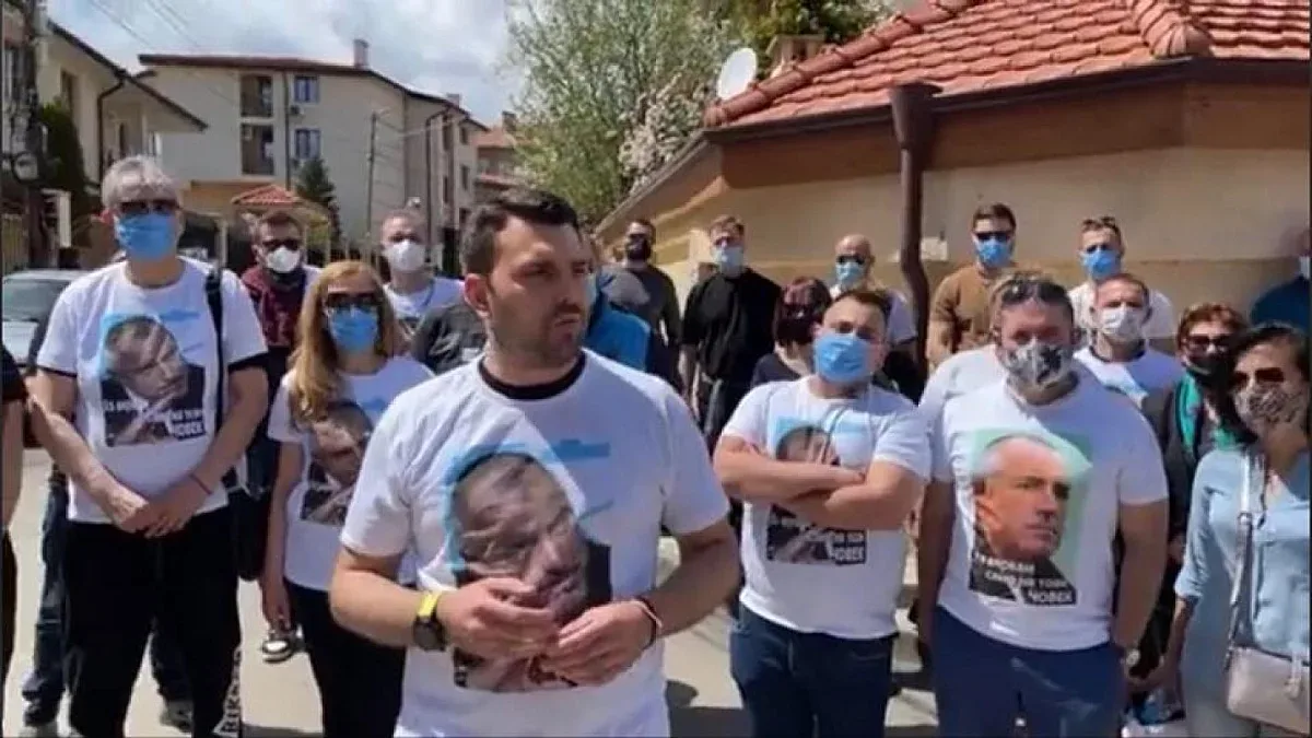 ГЕРБ пред къщата на Борисов. Чакат провокация
