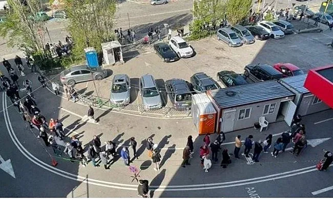 Опашки пред столичните болниците за ваксинация