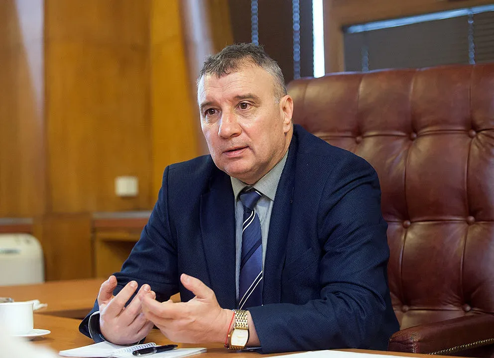 Ректорът на УНСС развя бялото знаме