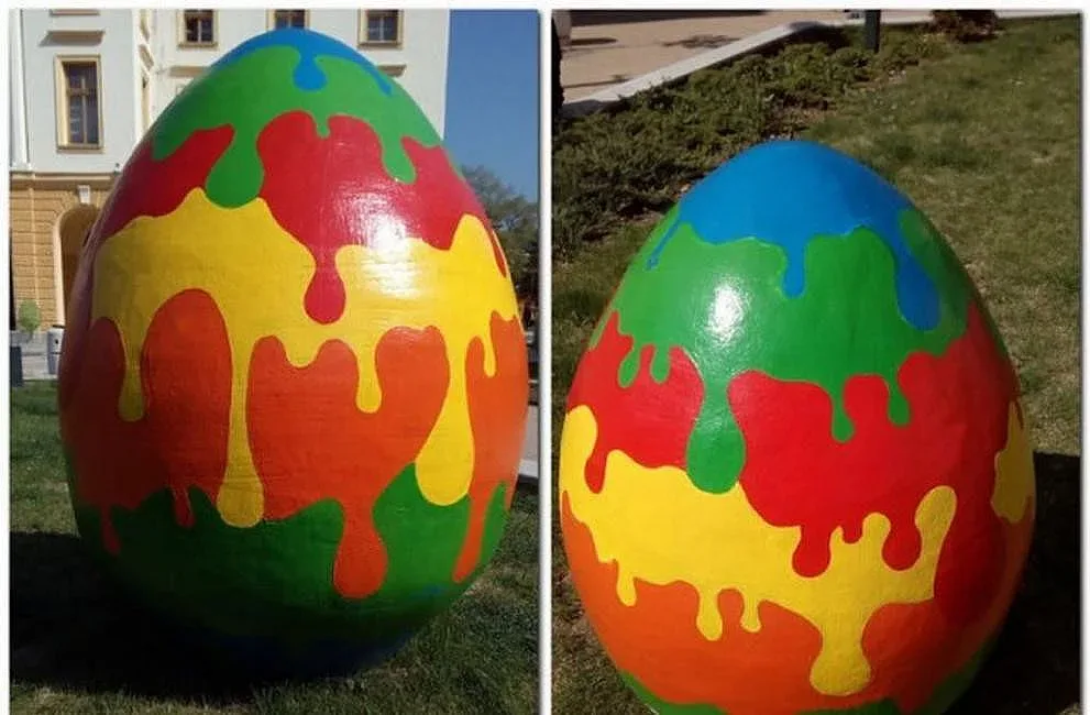 Огромно светещо яйце посреща в Димитровград