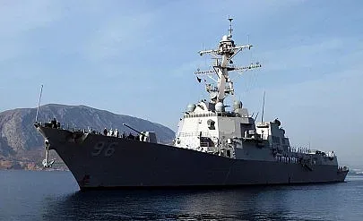 Кораб на САЩ стреля към катери на Иран