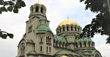 Дезинфекцират храмове и църкви