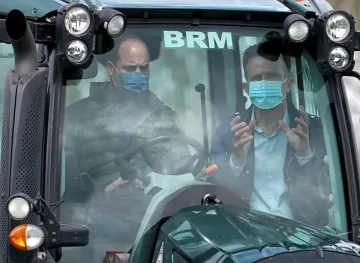 Уилям и Кейт подкараха трактор