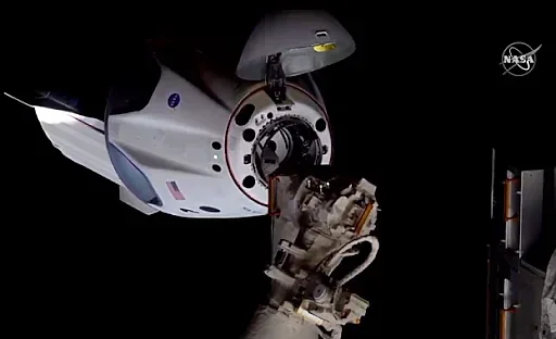 История! Корабът на Мъск е в МКС