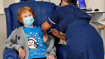Как се чувства първата ваксинирана срещу К19