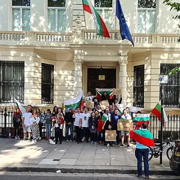 Българите зад граница свиха парите драстично