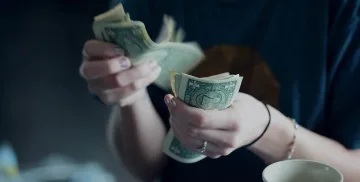 Служител взима заплата 15г. без да работи