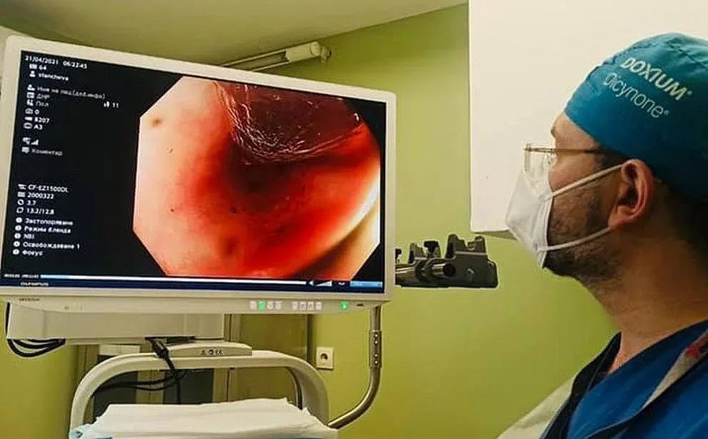 Чудо! Спасиха мъж, погълнал дървено яйце