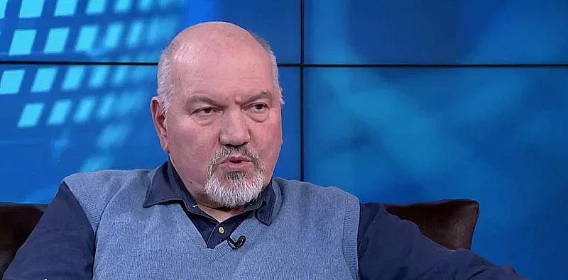 Маринов каза чуват ли се Слави и Радев