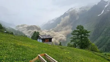 Лавина от лед! Райско село разрушено